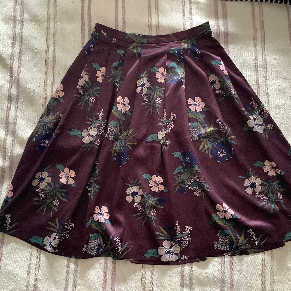 Icône (Simons) eggplant floral skirt size S (4-6)